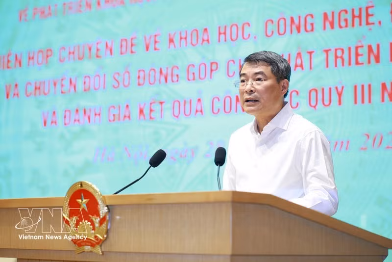 El primer ministro Le Minh Hung habla en el evento. (Foto: VNA)