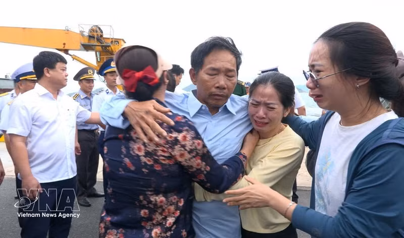 Pescadores de Da Nang se reúnen con sus familias en el Puerto Internacional de Cam Ranh tras enfrentar una situación de peligro en aguas de Truong Sa. (Foto: VNA)