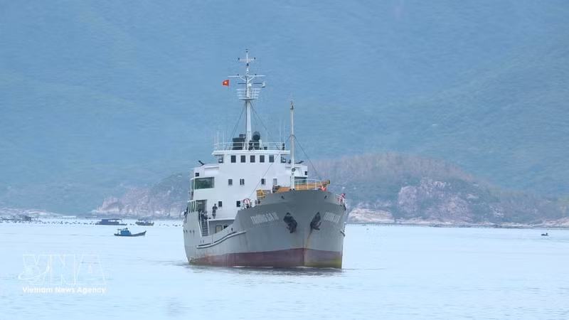 El barco Truong Sa 18, de la Brigada 955 de la Región Naval 4, traslada a los 32 pescadores a tierra. (Foto: VNA)