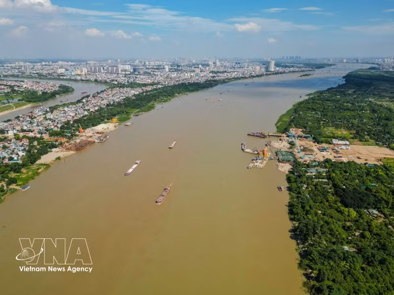 Hanói está concentrando recursos y acelerando el avance de siete proyectos de puentes sobre el río Rojo. (Foto: VNA)