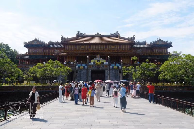 Turistas visitan la Ciudadela Imperial de Hue. (Foto: VNA)