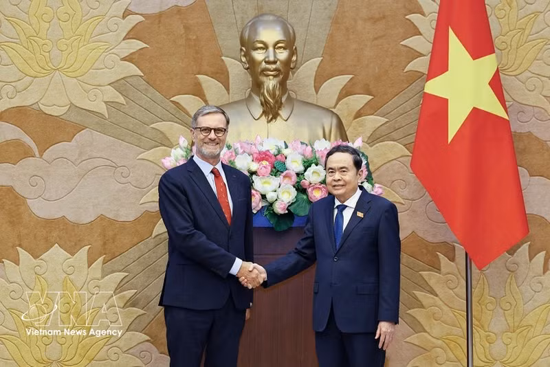El presidente de la Asamblea Nacional de Vietnam, Tran Thanh Man, recibe al embajador de Francia en el país, Olivier Brochet. (Foto: VNA)