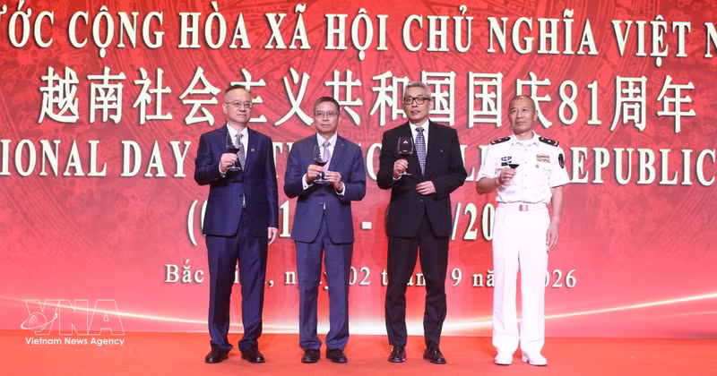 El embajador de Vietnam en China, Pham Thanh Binh, junto con representantes de ministerios y agencias chinas, brindaron para celebrar el 81º aniversario del Día Nacional de Vietnam. (Foto: VNA)