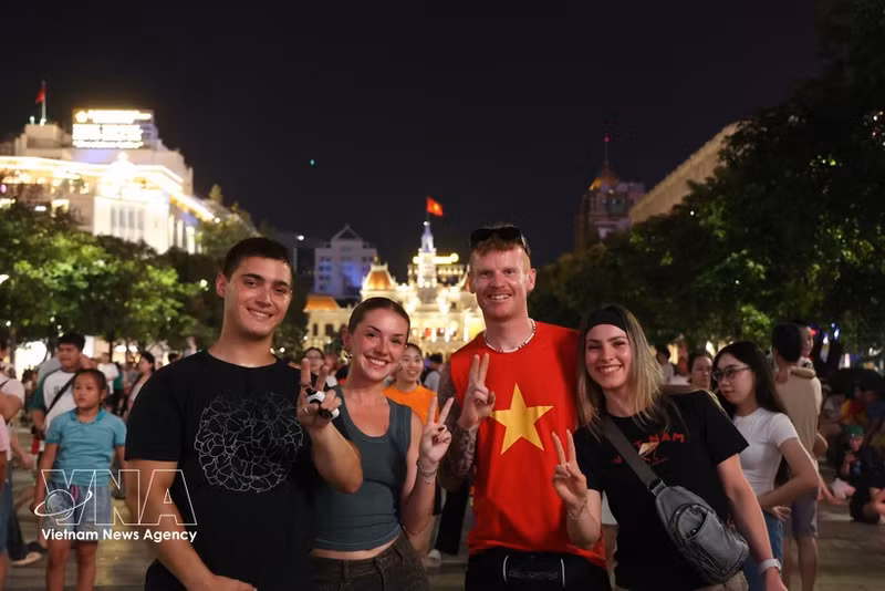 Los turistas extranjeros se sumergen en el vibrante ambiente de las celebraciones del Día Nacional en Ciudad Ho Chi Minh. (Foto: VNA)