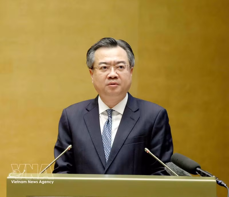 El miembro del Buró Político, secretario del Comité Central del Partido Comunista de Vietnam y jefe de su Comisión de Política y Estrategia, Nguyen Thanh Nghi, presenta el informe. (Foto: VNA)