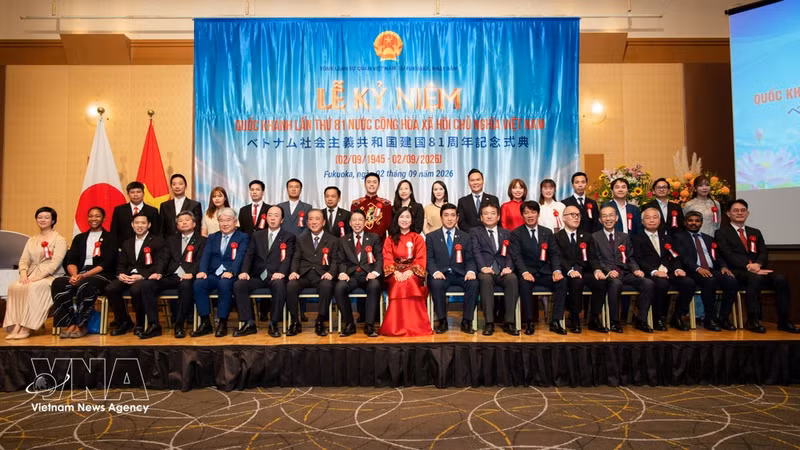 La cónsul general Trinh Thi Mai Phuong posa para una foto conmemorativa con delegados y líderes locales de Japón que asistieron a la celebración del 81º aniversario del Día Nacional de Vietnam. (Foto: VNA)