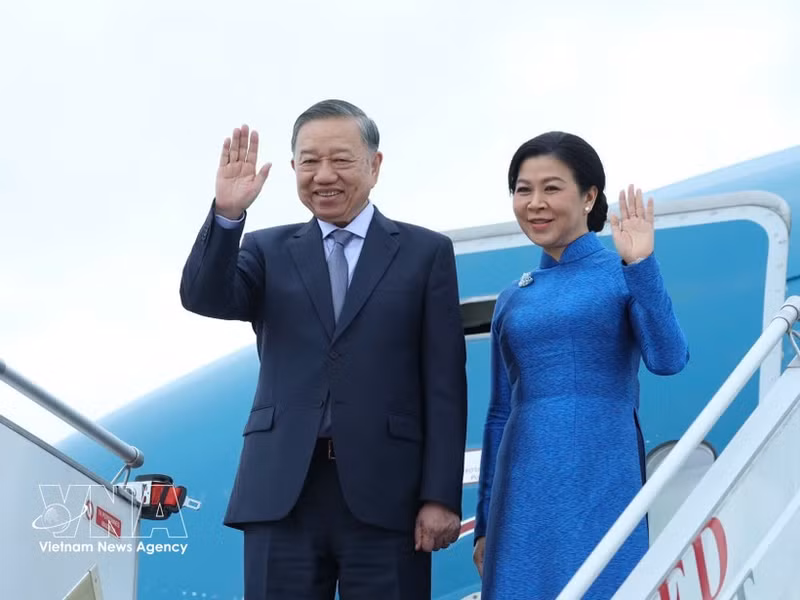 El secretario general del Partido Comunista y presidente de Vietnam, To Lam, y su esposa parten de París, concluyendo con éxito su visita oficial a Francia y participación en la Cumbre Internacional del Espacio. (Foto: VNA)
