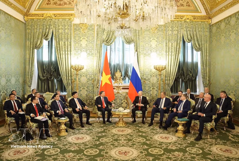 El secretario general del Partido Comunista y presidente de Vietnam, To Lam, y el presidente de Rusia, Vladimir Putin, en una reunión restringida. (Foto: VNA)
