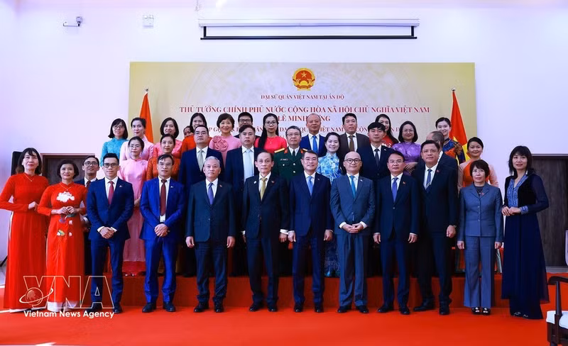 El primer ministro Le Minh Hung y el personal de la Embajada de Vietnam y de las oficinas de representación del país. (Foto: VNA)