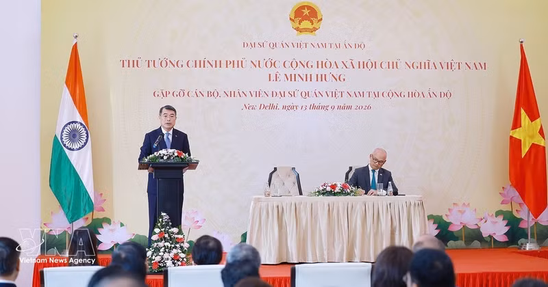 El primer ministro Le Minh Hung se reúne en Nueva Delhi con el personal de la Embajada de Vietnam y de las oficinas de representación del país. (Foto: VNA)