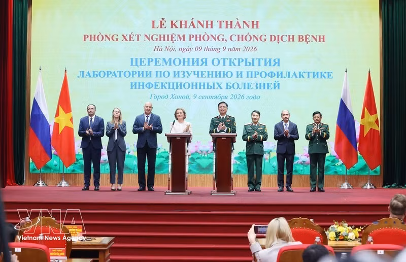 Delegados realizan la ceremonia de inauguración del Laboratorio de Prevención y Control de Enfermedades Infecciosas del Centro Tropical Vietnam-Rusia en Hanói. (Foto: VNA)
