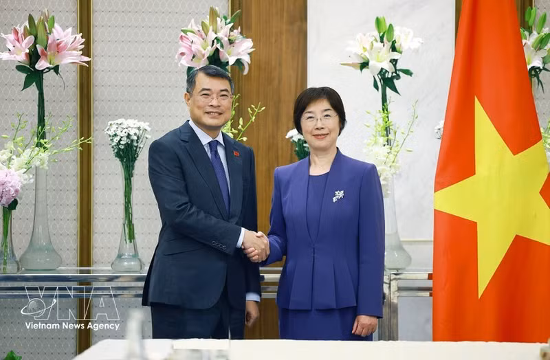 El primer ministro de Vietnam, Le Minh Hung, y Zou Jiayi, presidenta del Banco Asiático de Inversión en Infraestructuras. (Foto: VNA)