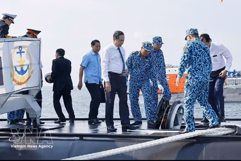 El presidente de la Asamblea Nacional, Tran Thanh Man, y los delegados visitan un submarino. (Foto: VNA)