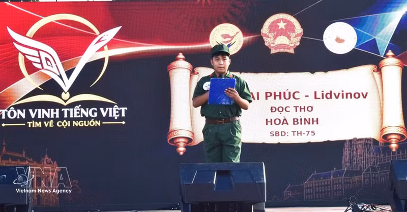 Vu Dai Phuc participó en el segmento de recitación de poesía. (Foto: VNA)