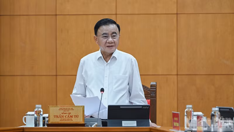 El miembro del Buró Político y permanente del Secretariado del Comité Central del Partido Comunista de Vietnam, Tran Cam Tu, interviene en la reunión. (Foto: DUY LINH)