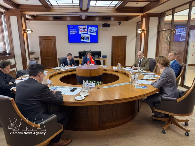 El presidente de la Academia de Ciencia y Tecnología de Vietnam, Tran Hong Thai, mantiene una reunión con representantes de la Corporación Estatal de Energía Atómica de Rusia (Rosatom). (Foto: VNA)