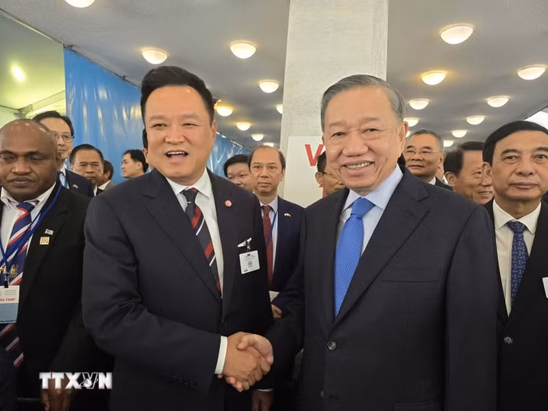 El secretario general del PCV y presidente de Vietnam, To Lam, se reúne con el primer ministro de Tailandia, Anutin Charnvirakul. (Foto: VNA)