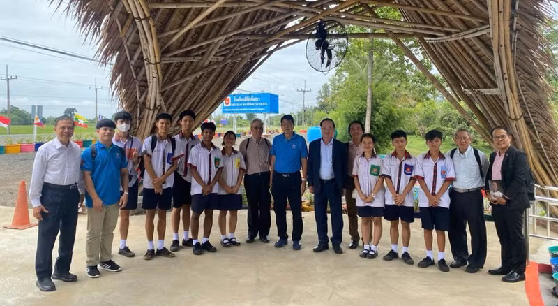 Una delegación de la Asociación de Amistad Vietnam-Tailandia visita la Escuela Bamboo en Tailandia. (Foto: Cortesía de la Asociación de Amistad Vietnam-Tailandia)