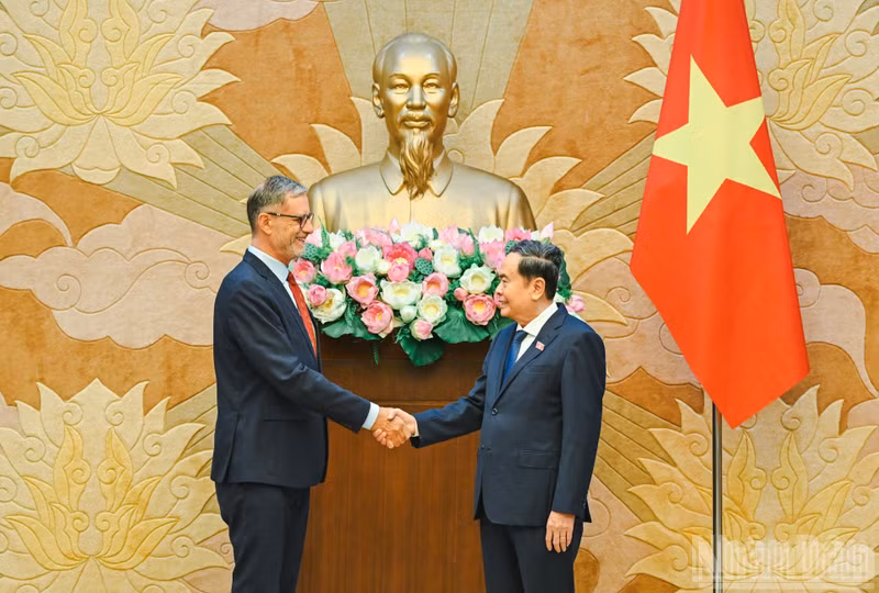 El presidente de la Asamblea Nacional de Vietnam, Tran Thanh Man, y el embajador de Francia, Olivier Brochet. (Foto: DUY LINH)