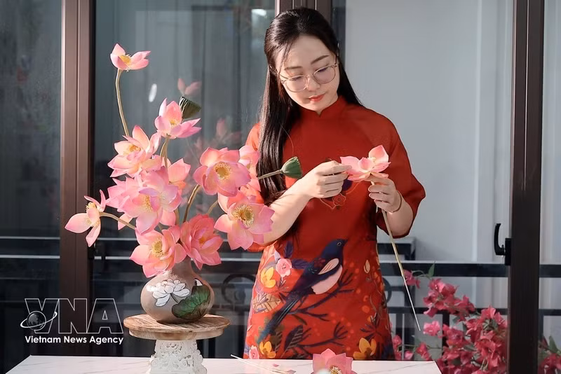 Una vez terminadas, las flores de loto se ensamblan para formar un jarrón, transformando el tradicional pastel de luna en una pieza decorativa moldeada. (Foto: VNA)