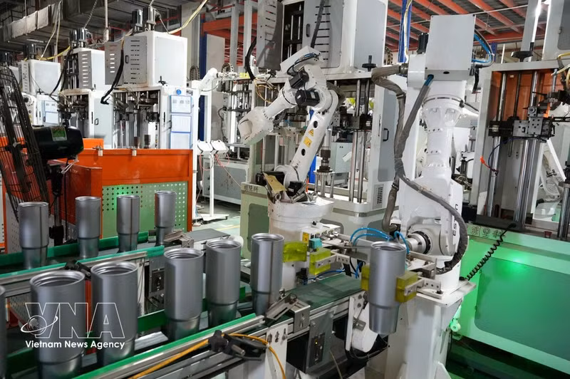 Robots automatizados operan en la línea de producción de CAYI Technology Vietnam, en el parque industrial Yen Phong II-C, provincia de Bac Ninh. (Foto: VNA)