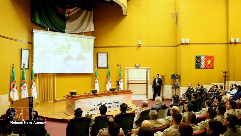 La delegación política de alto nivel del Ejército Popular de Vietnam, junto con algunos oficiales del Ejército de Argelia y miembros de la comunidad vietnamita en Argelia, asisten a la proyección del documental "Vietnam-Argelia: lejos pero cerca". (Foto: VNA)