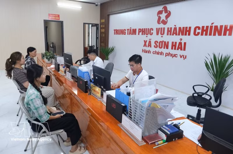 Ciudadanos acuden a realizar trámites administrativos públicos en la comuna de Son Hai, provincia de Bac Ninh. (Foto: VNA)
