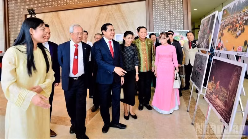 Dirigentes de la Asociación de Amistad Vietnam-Tailandia y de la Asociación de Amistad Tailandia-Vietnam, junto con autoridades de la provincia de Nghe An, visitan la exposición fotográfica durante la ceremonia conmemorativa del 50º aniversario de las relaciones diplomáticas entre Vietnam y Tailandia, celebrada el 10 de agosto en Nghe An. (Foto: Nhan Dan)