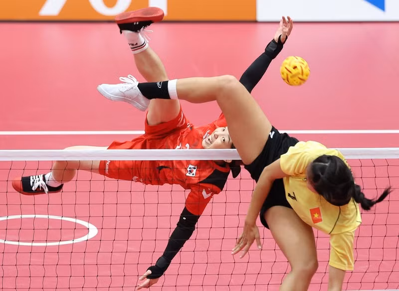 Vietnam puso fin a una sequía de dos días sin subir al podio después de que su equipo masculino de sepak takraw conquistara la medalla de bronce en los ASIAD 2026, elevando a 19 el número total de medallas de la delegación: una de oro, una de plata y 17 de bronce. (Foto: Yonhap/VNA)