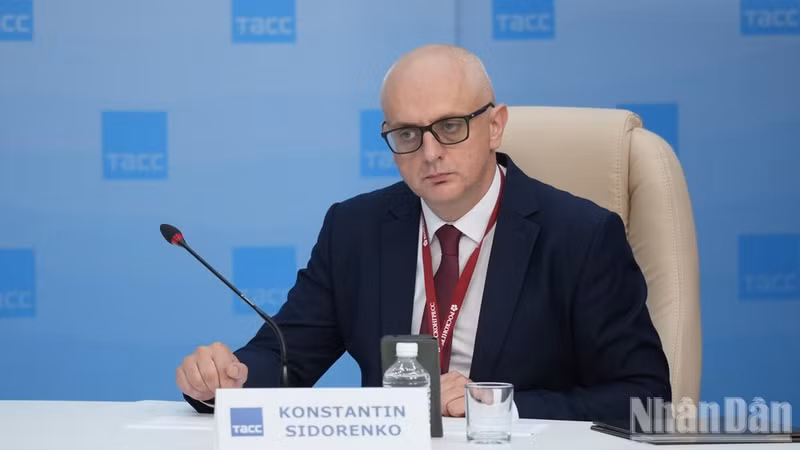 Konstantin Sidorenko habla sobre diversos ámbitos de cooperación entre el Extremo Oriente ruso y Vietnam. (Foto: THANH THE)