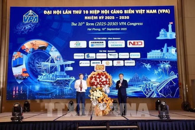 El vicepresidente permanente del Comité Popular de Hai Phong felicita a la Asociación de Puertos Marítimos de Vietnam. (Foto: VNA)