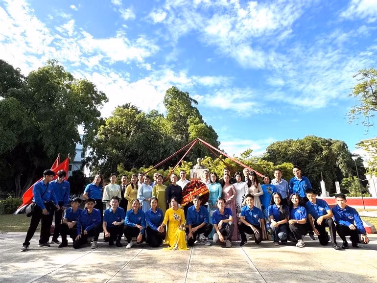 Delegados se toman una foto de recuerdo frente al Monumento a Ho Chi Minh en el parque que lleva su nombre, en La Habana (Cuba). (Foto: Embajada de Vietnam en Cuba).