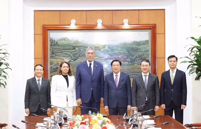 El jefe de la Comisión de Asuntos Internos del Comité Central del Partido Comunista de Vietnam, Phan Dinh Trac (tercero desde la derecha), recibe a Miguel Mejía, (tercero desde la izquierda) secretario general del Movimiento Izquierda Unida de la República Dominicana. (Foto: VNA)