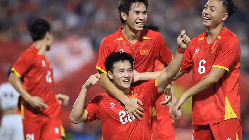 El delantero Thanh Nhan, de la selección Sub-23 de Vietnam, anota el único gol del partido. (Foto: Duc Cuong/VFF)
