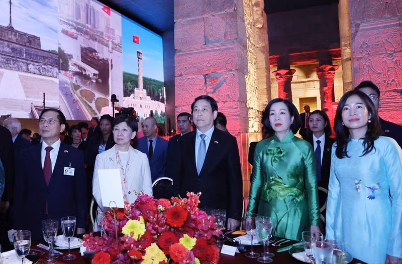 El presidente de Vietnam, Luong Cuong, y su cónyugue en el banquete. (Foto: VNA)