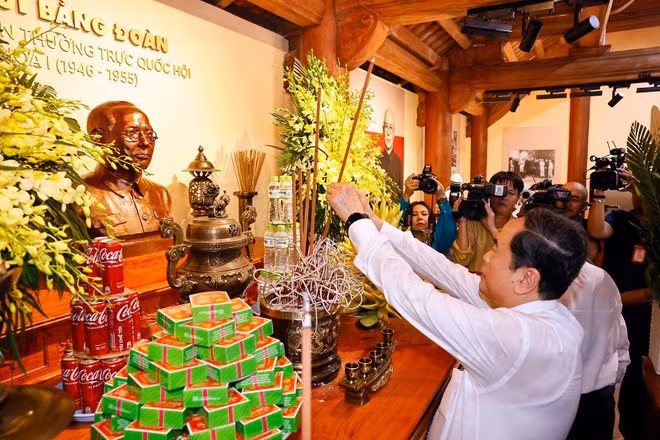 El presidente de la ANV, Tran Thanh Man, ofrece incienso en el monumento. (Foto: VNA)