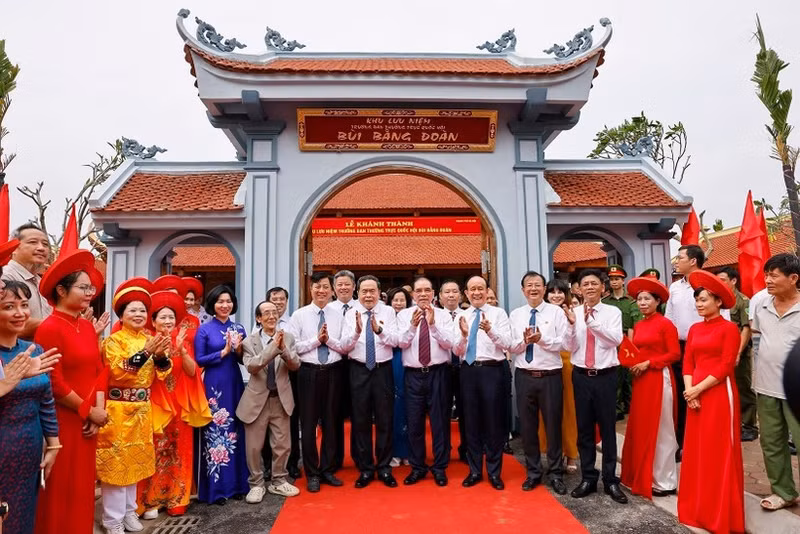 El presidente de la ANV, Tran Thanh Man, y los delegados en el monumento. (Foto: VNA)