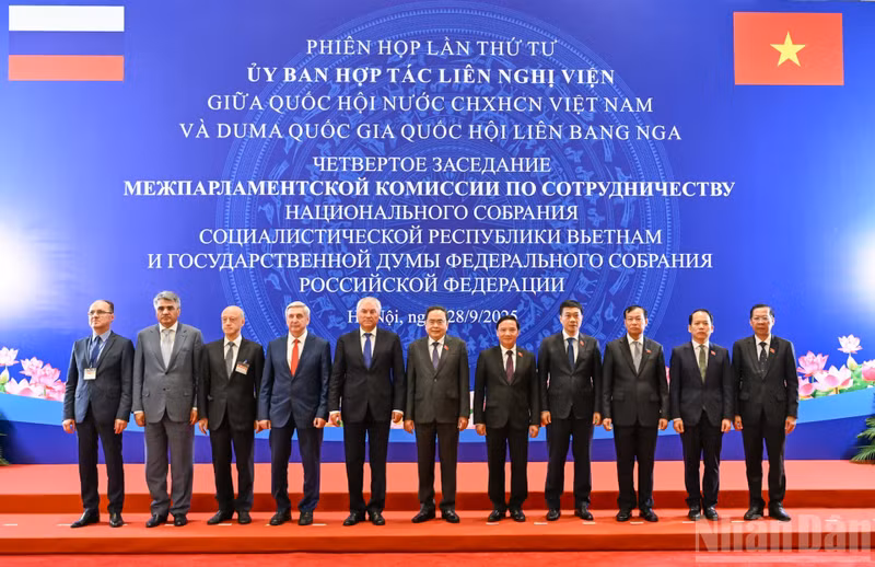 Tran Thanh Man y Vyacheslav Volodin, junto con los delegados de Vietnam y Rusia en la reunión.