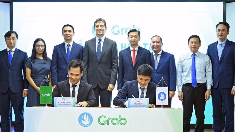 En el acto de firma de la cooperación entre la Asociación de Estudiantes de Vietnam y la empresa de responsabilidad limitada Grab. 