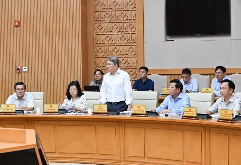 El ministro de Justicia, Nguyen Hai Ninh, hace uso de la palabra en la reunión.