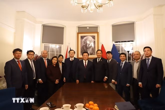 El miembro del Buró Político del Partido Comunista de Vietnam, director de la Academia Nacional de Política Ho Chi Minh y presidente del Consejo Teórico Central, Nguyen Xuan Thang se toma una foto de recuerdo con funcionarios y personal de la Embajada de Vietnam en el Reino Unido. (Foto: VNA)