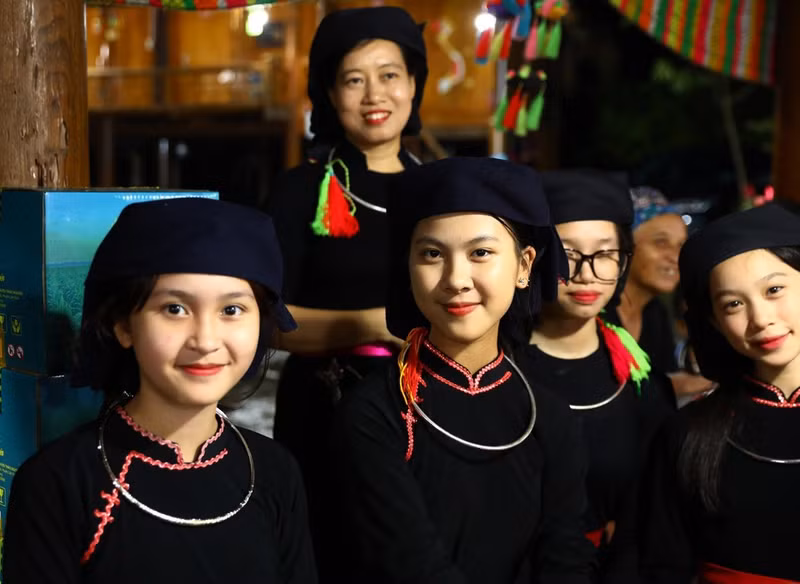 Sonrisas radiantes de las chicas Tay en la comuna de Thuong Lam, Tuyen Quang. (Foto: VNA)