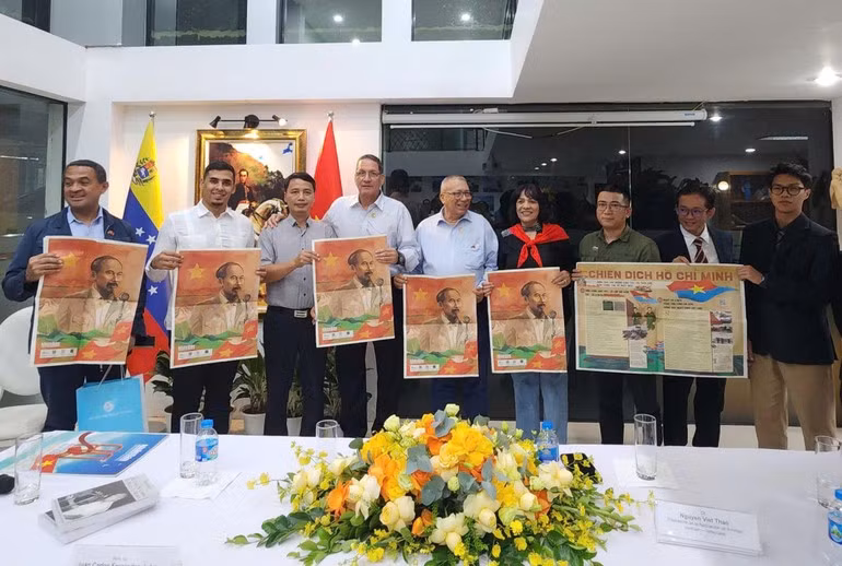 Los delegados venezolanos reciben el suplemento especial por el Día Nacional, publicado por el periódico Nhan Dan. (Foto: Embajada de Venezuela en Vietnam)