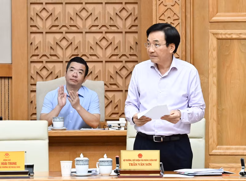 El ministro y jefe de la Oficina del Gobierno, Tran Van Son, interviene en la reunión.