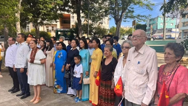 Delegados en la ceremonia de ofrenda floral en homenaje al Presidente Ho Chi Minh con motivo del 80º aniversario del Día Nacional de Vietnam. (Foto: Embajada de Vietnam en Cuba)