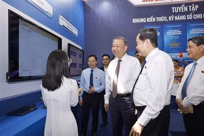 El secretario general del Partido Comunista de Vietnam, To Lam, visita una exposición en la cita. (Foto: VNA)