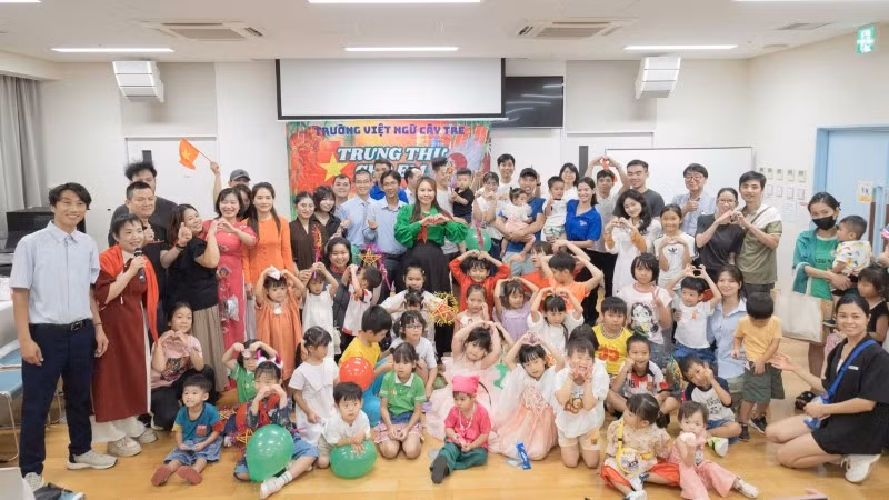 En la actividad, celebrada por la Escuela de Lengua Vietnamita Cay Tre para niños vietnamias. 