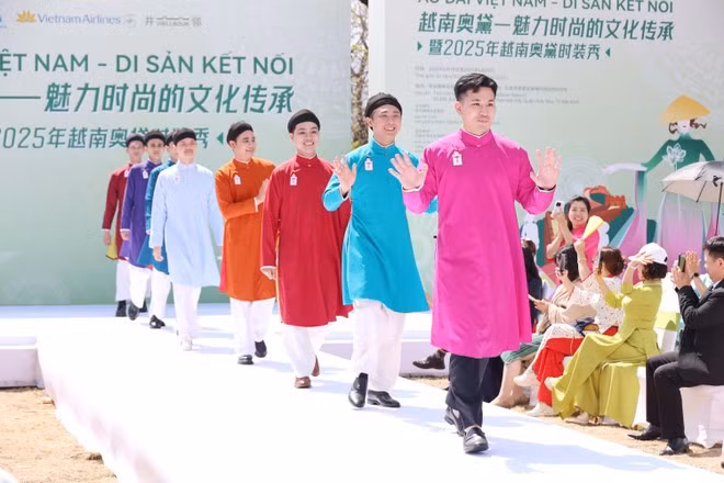 Para conmemorar el 75º aniversario de las relaciones diplomáticas entre Vietnam y China y el Año del Intercambio Humanístico entre Vietnam y China, representantes de la comunidad vietnamita en China organizan el desfile de moda "Ao Dai vietnamita: un legado que conecta" en Pekín del 18 al 20 de abril de 2025. (Foto: VNA)