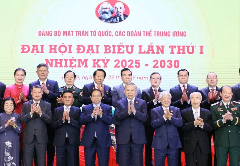 El secretario general del Partido Comunista de Vietnam (PCV), To Lam, y el primer ministro Pham Minh Chinh en el evento. (Foto: VNA)