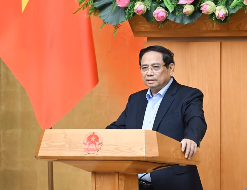 El primer ministro Pham Minh Chinh interviene en la reunión.